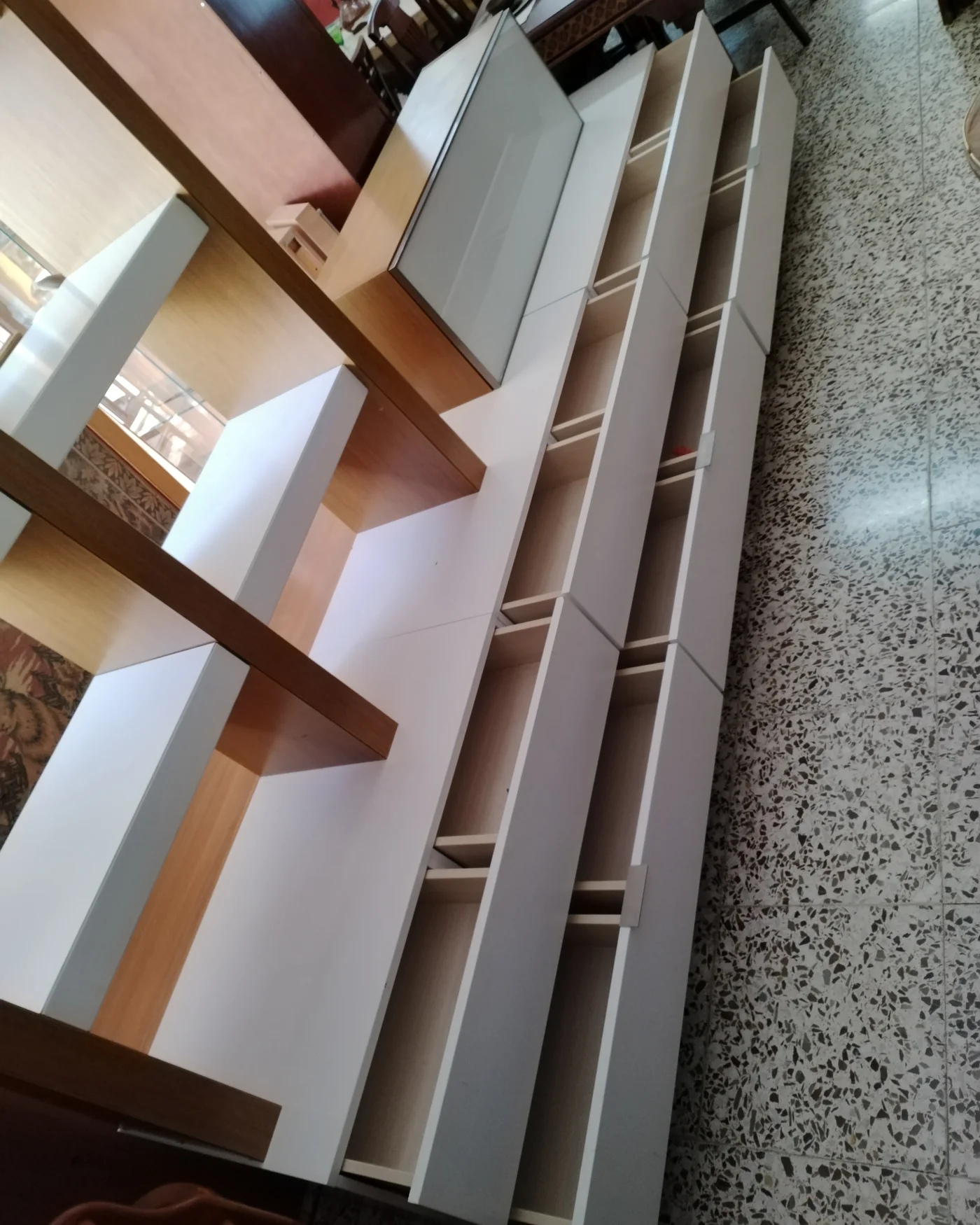 Mueble de salón moderno con estantería y consola - imagen 5
