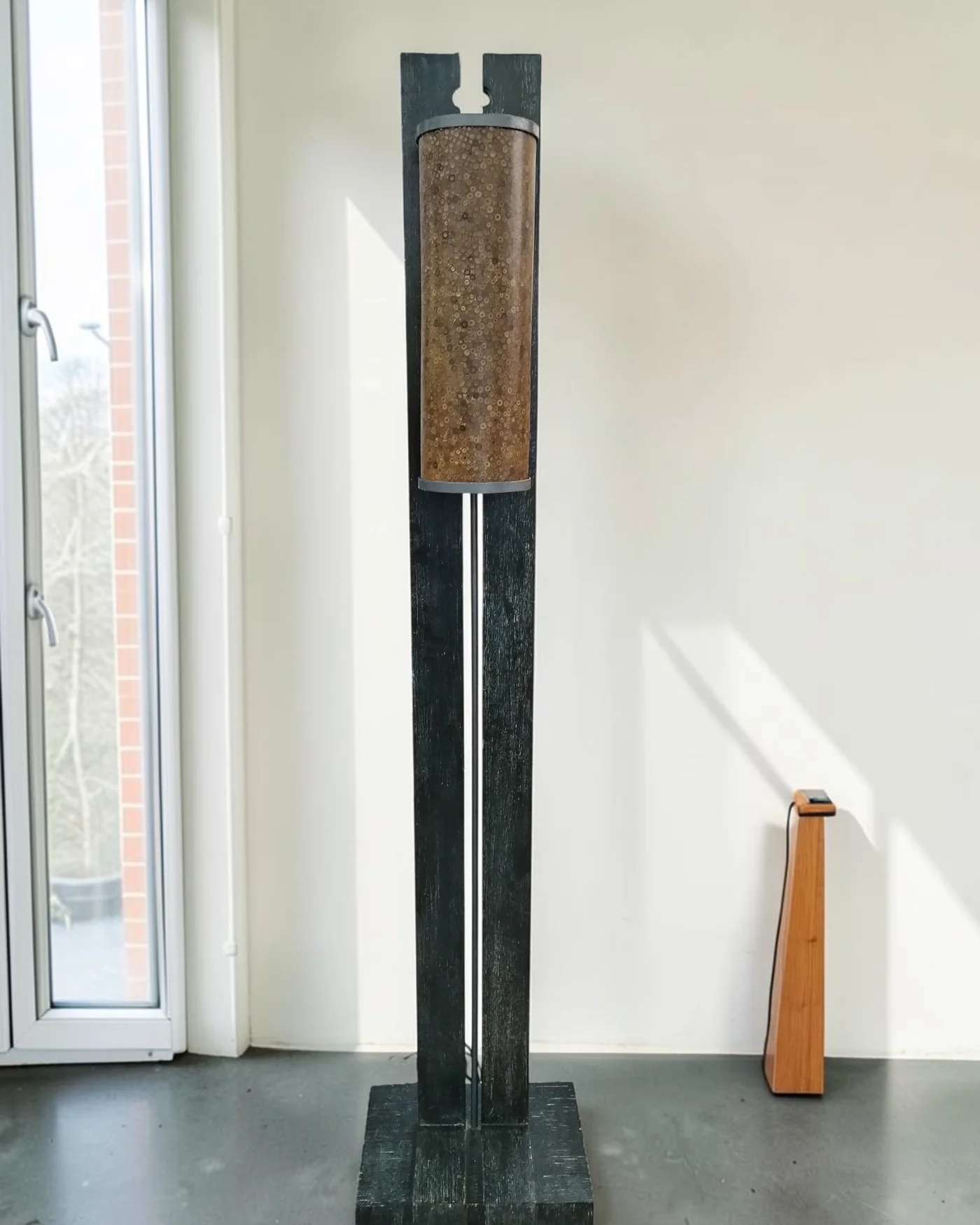 Lámpara de pie vintage de madera con pantalla cilíndrica - imagen 1