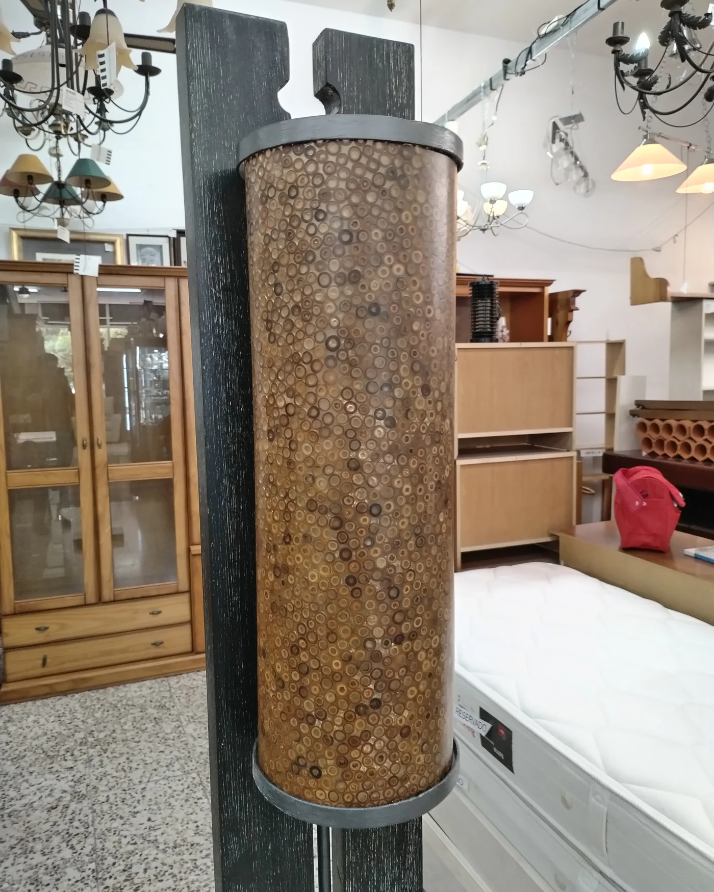 Lámpara de pie vintage de madera con pantalla cilíndrica - imagen 3