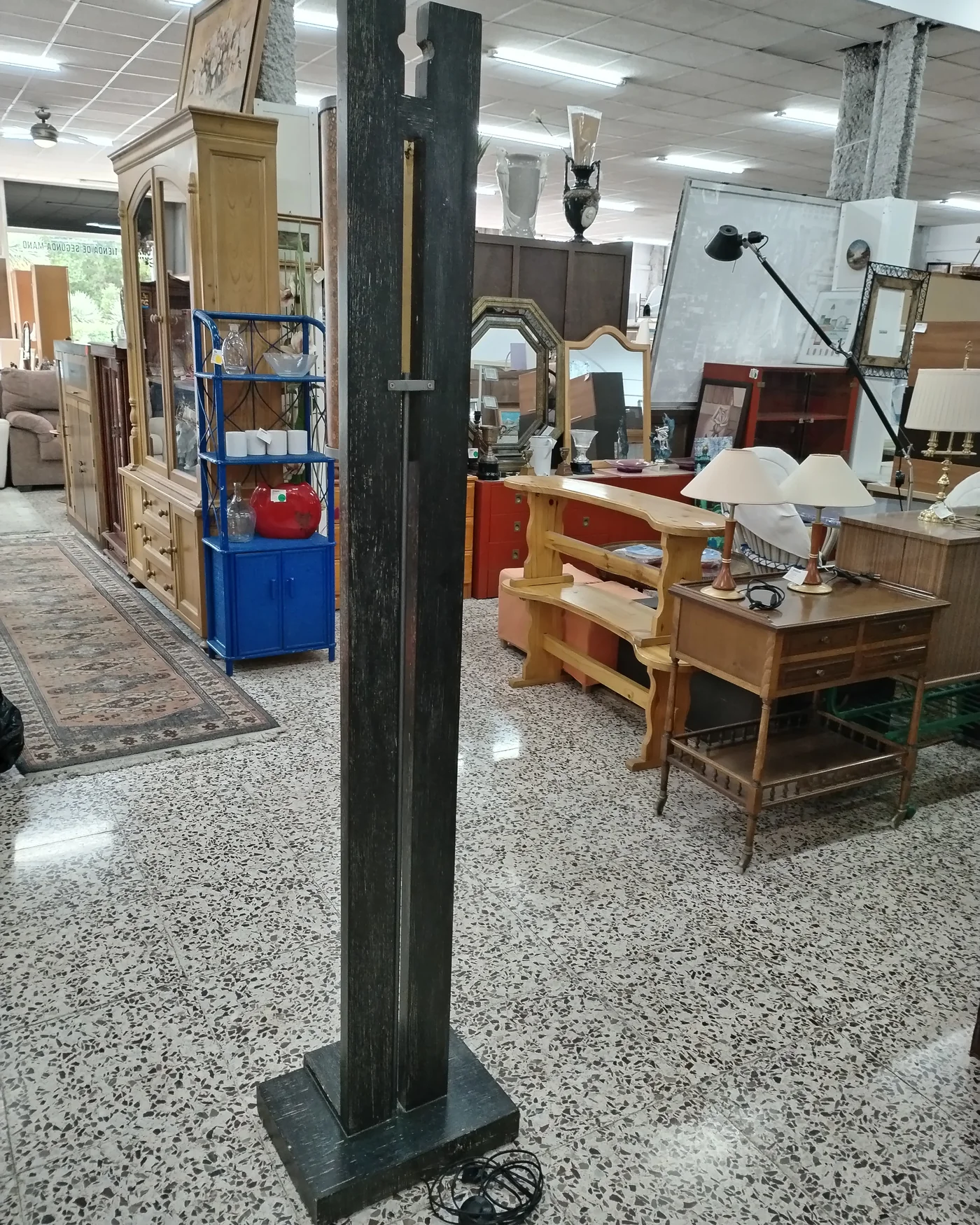 Lámpara de pie vintage de madera con pantalla cilíndrica - imagen 4