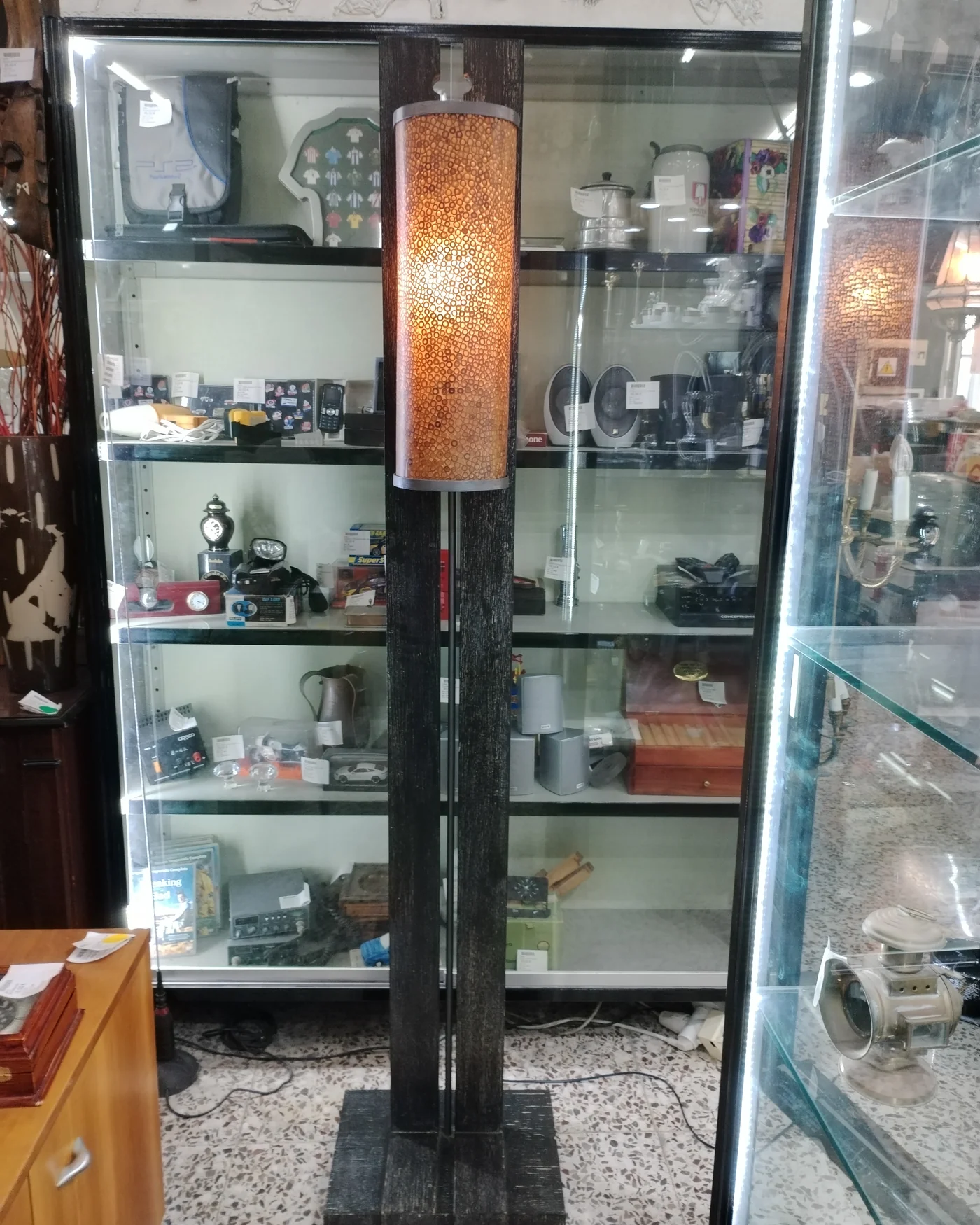 Lámpara de pie vintage de madera con pantalla cilíndrica - imagen 6