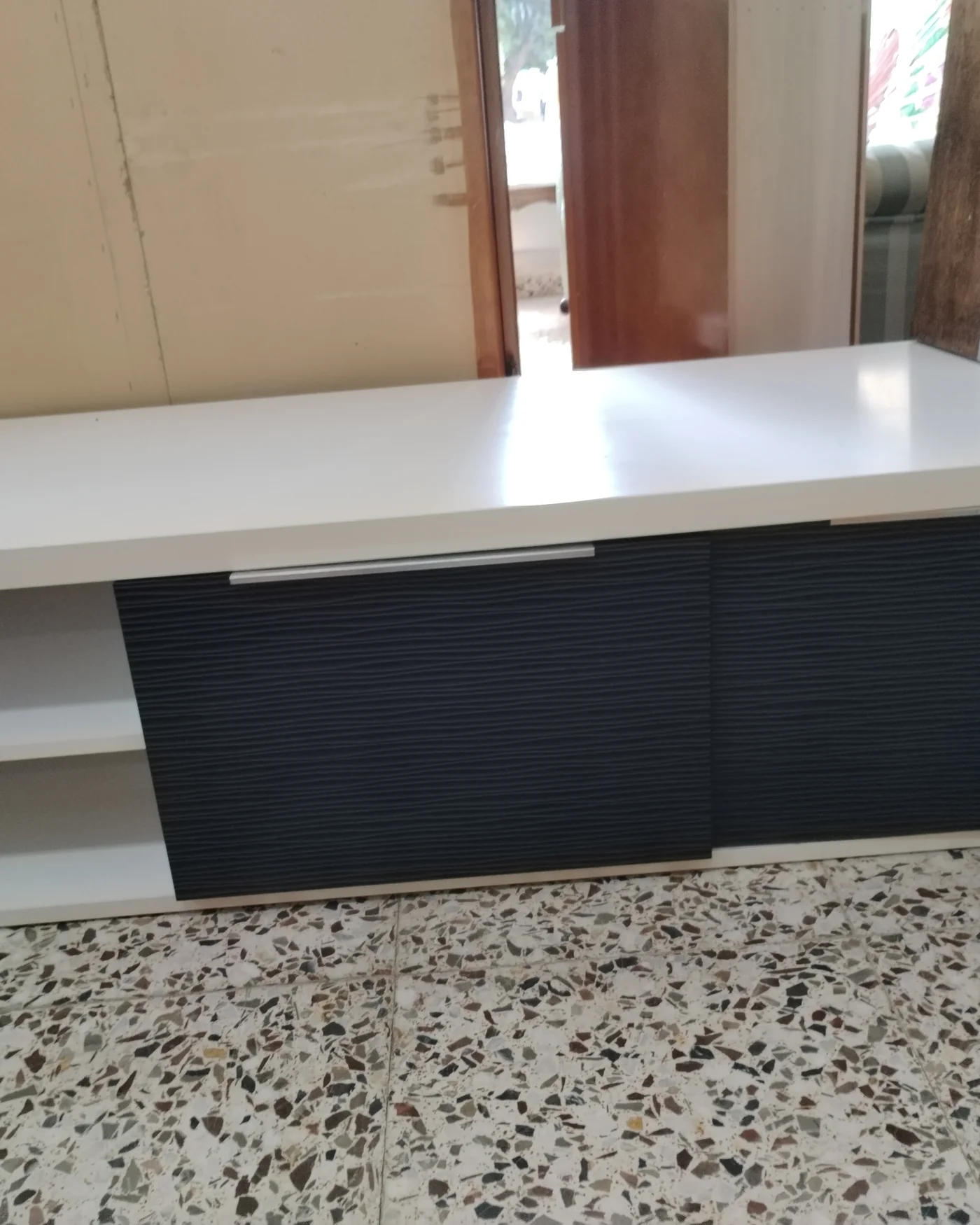 Mueble de comedor alargado negro y blanco - imagen 2