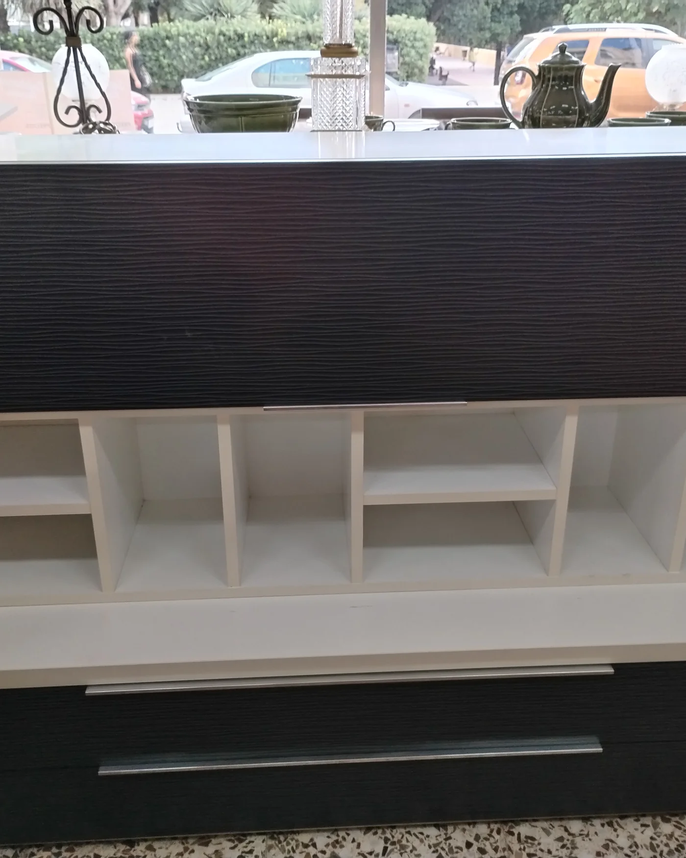 Mueble de comedor alargado negro y blanco - imagen 5