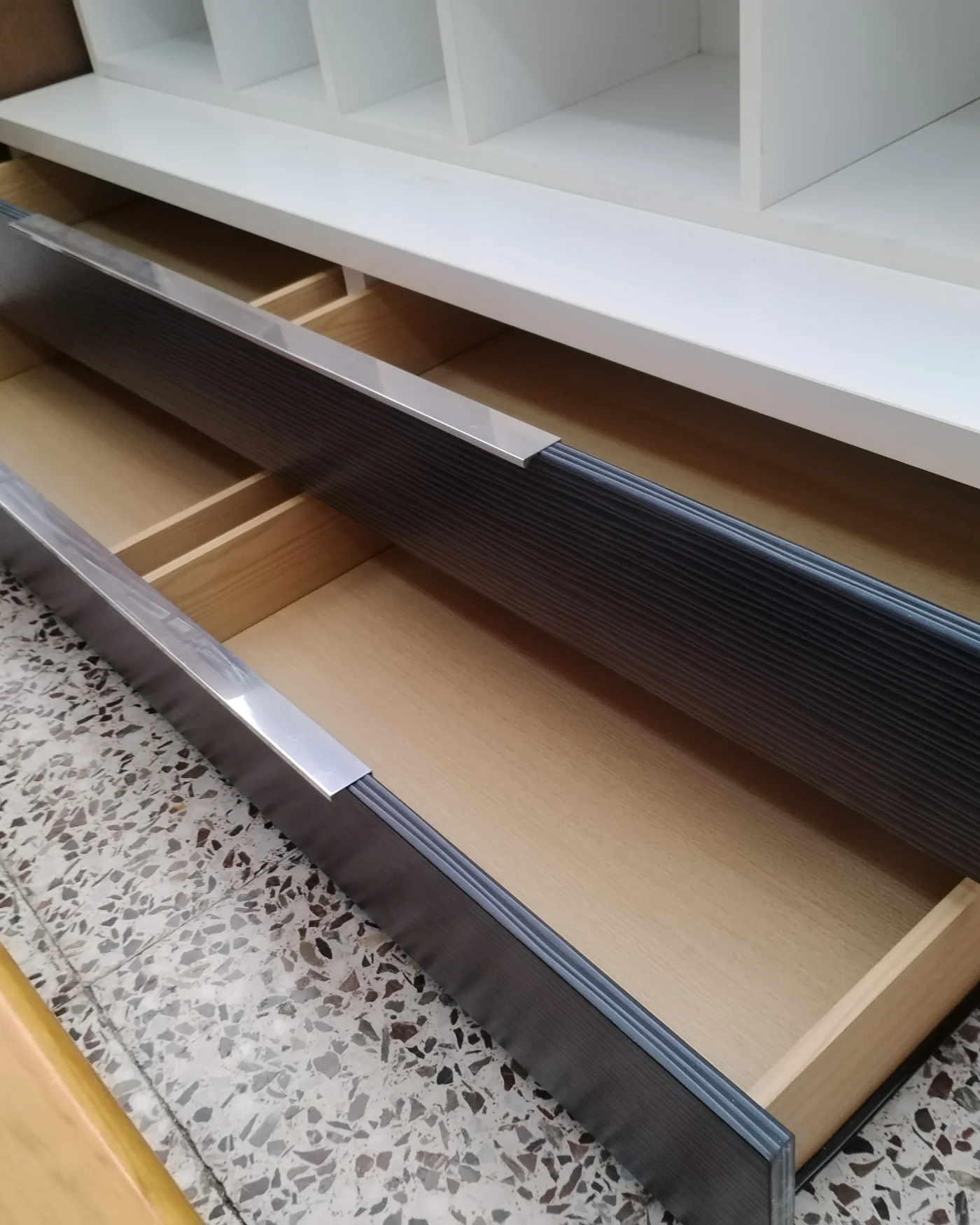 Mueble de comedor alargado negro y blanco - imagen 7