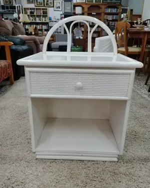 Mesita de noche vintage en blanco con asa y cajón - miniatura 1