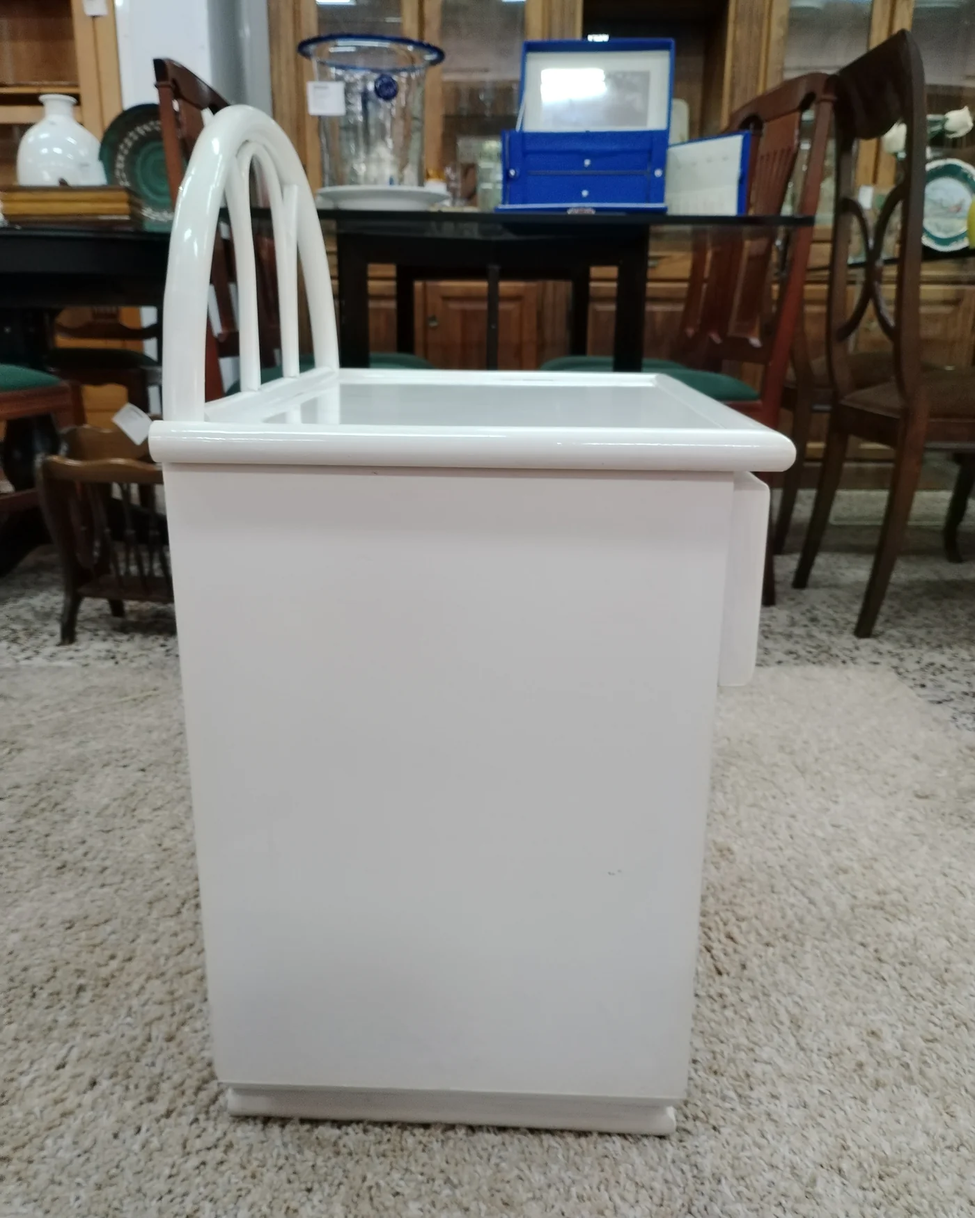 Mesita de noche vintage en blanco con asa y cajón - imagen 2
