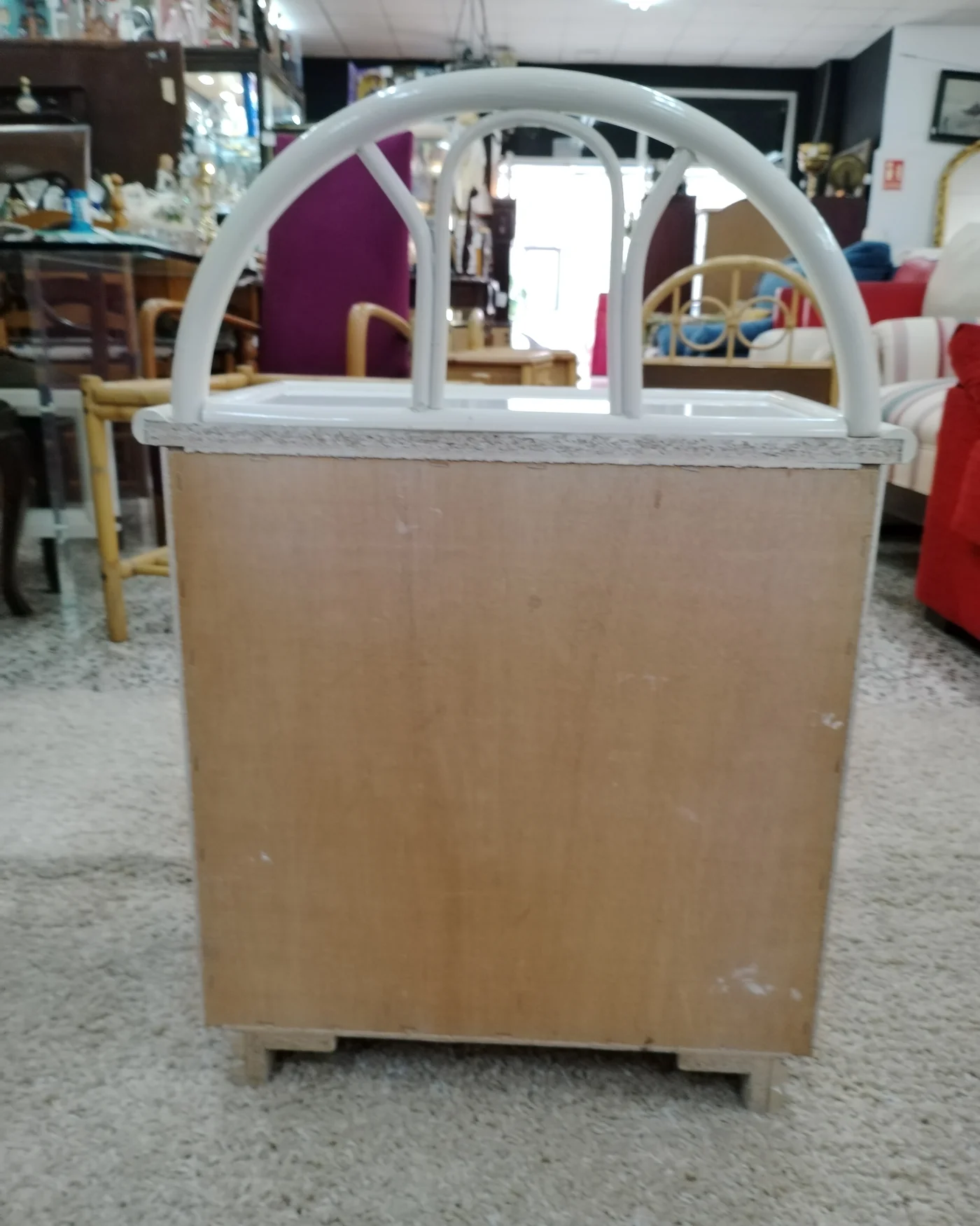 Mesita de noche vintage en blanco con asa y cajón - imagen 3