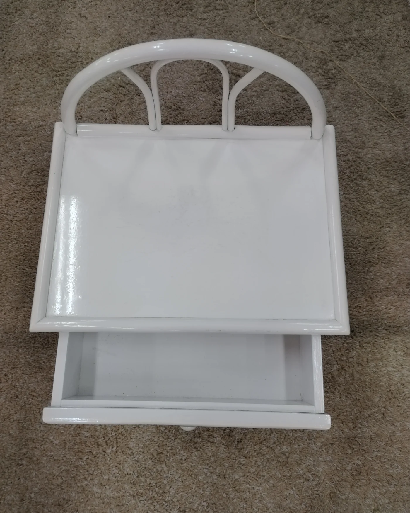 Mesita de noche vintage en blanco con asa y cajón - imagen 4