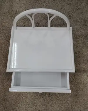 Mesita de noche vintage en blanco con asa y cajón - miniatura 4
