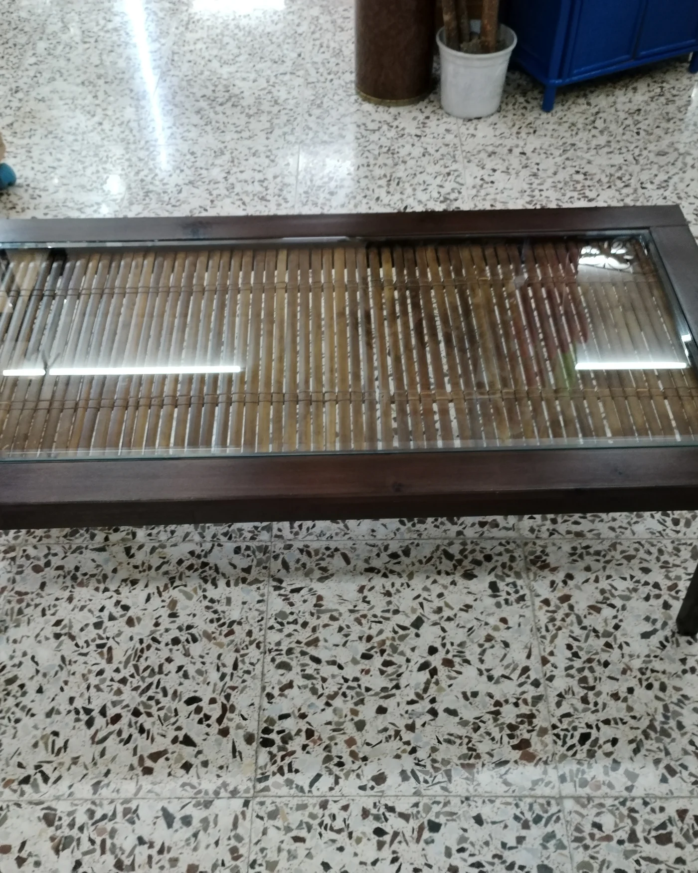 Mesa auxiliar de cristal y bambú - imagen 1