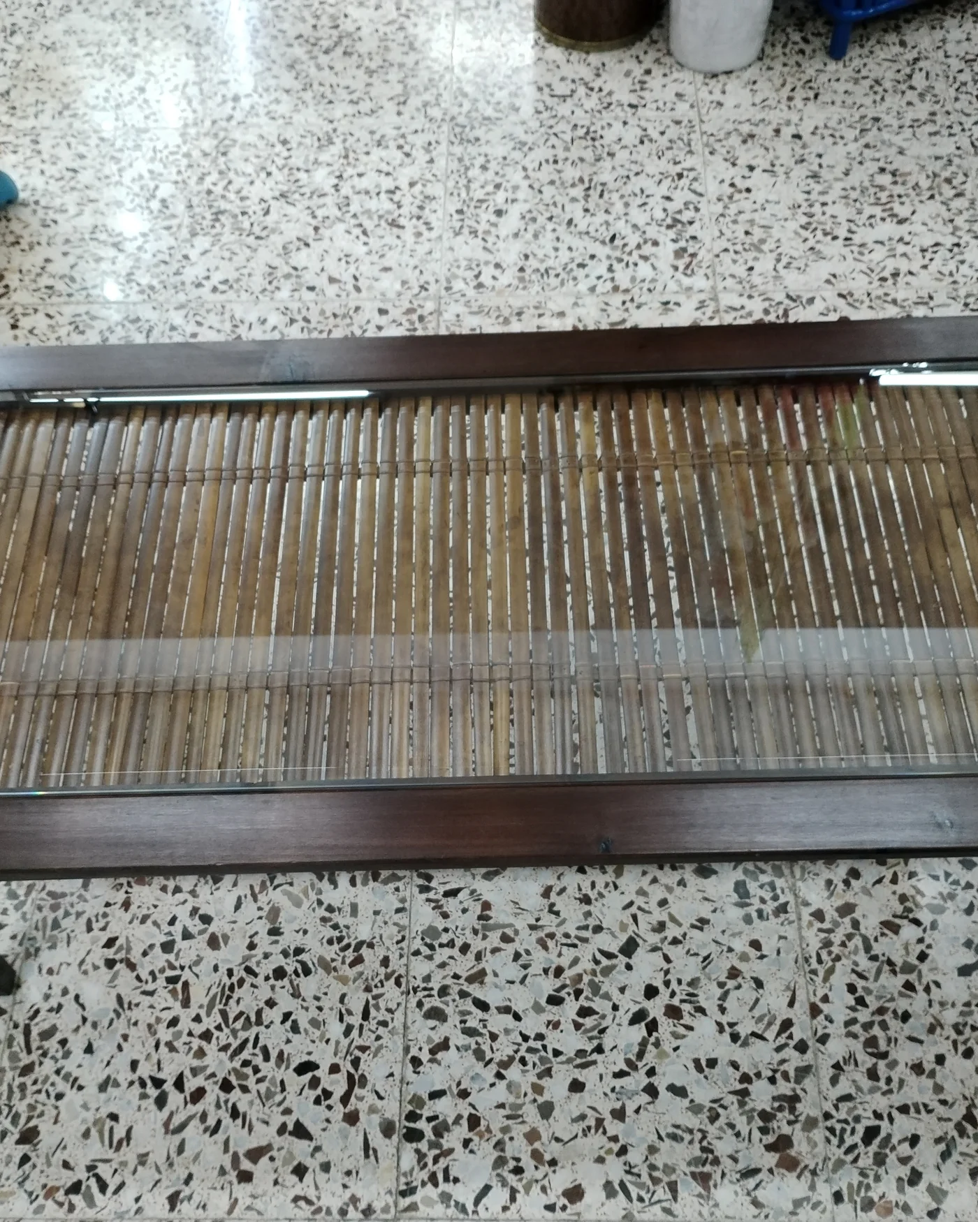 Mesa auxiliar de cristal y bambú - imagen 2
