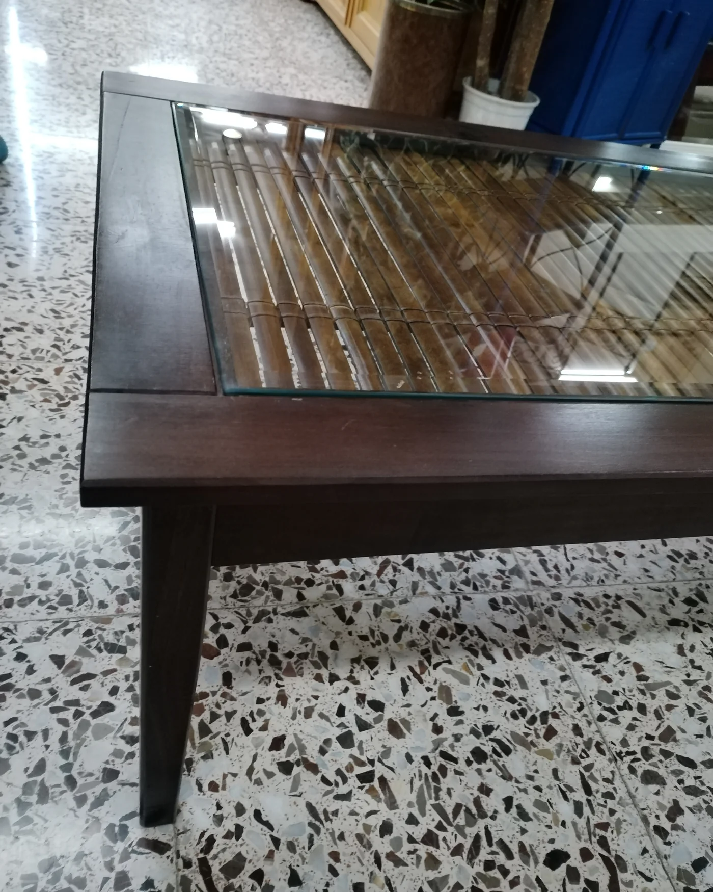 Mesa auxiliar de cristal y bambú - imagen 3