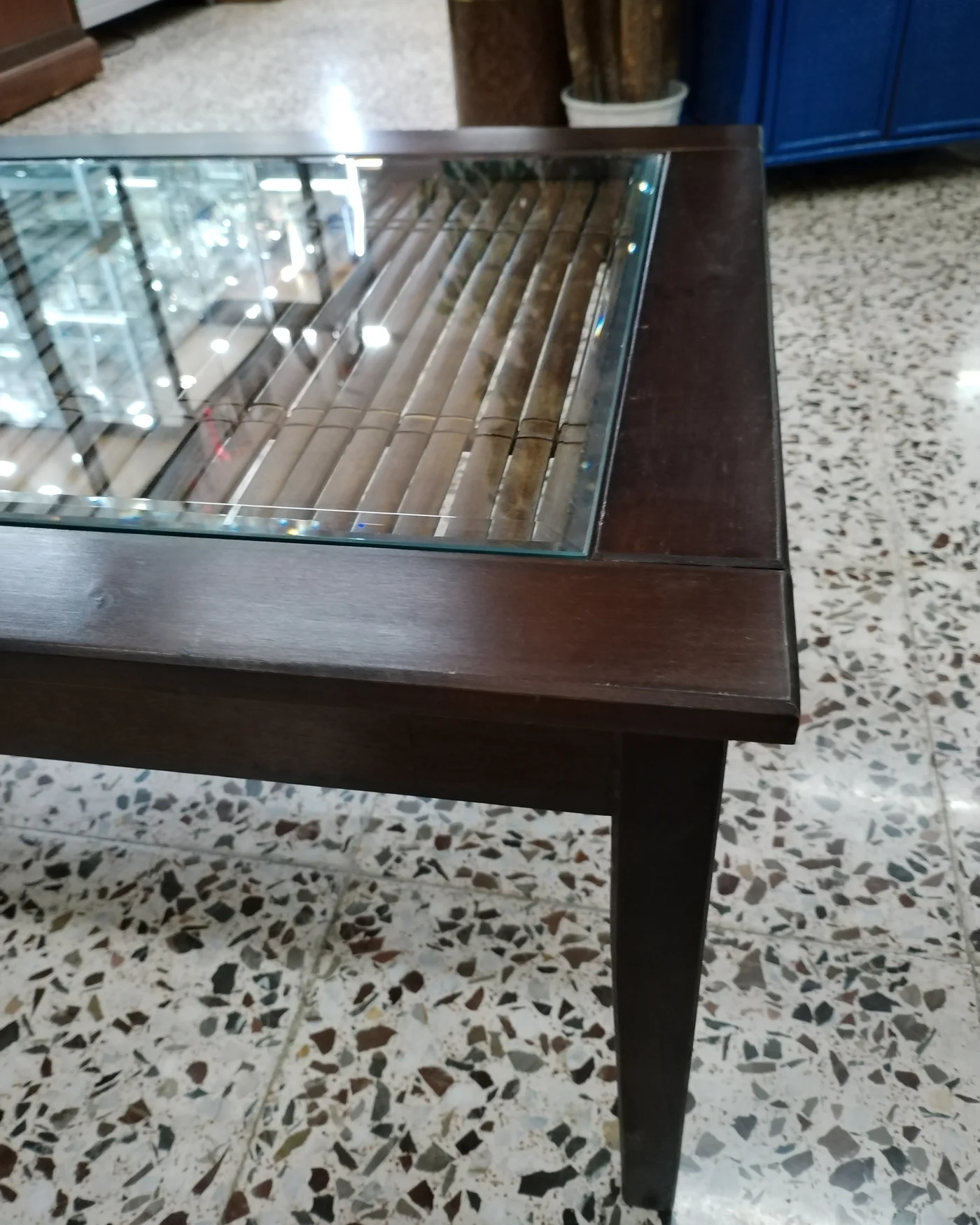 Mesa auxiliar de cristal y bambú - imagen 4
