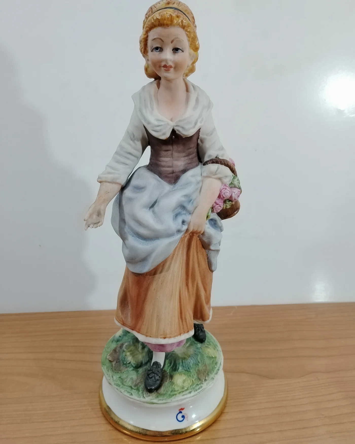 Figura de porcelana Galos de mujer con cesta de flores - imagen 1