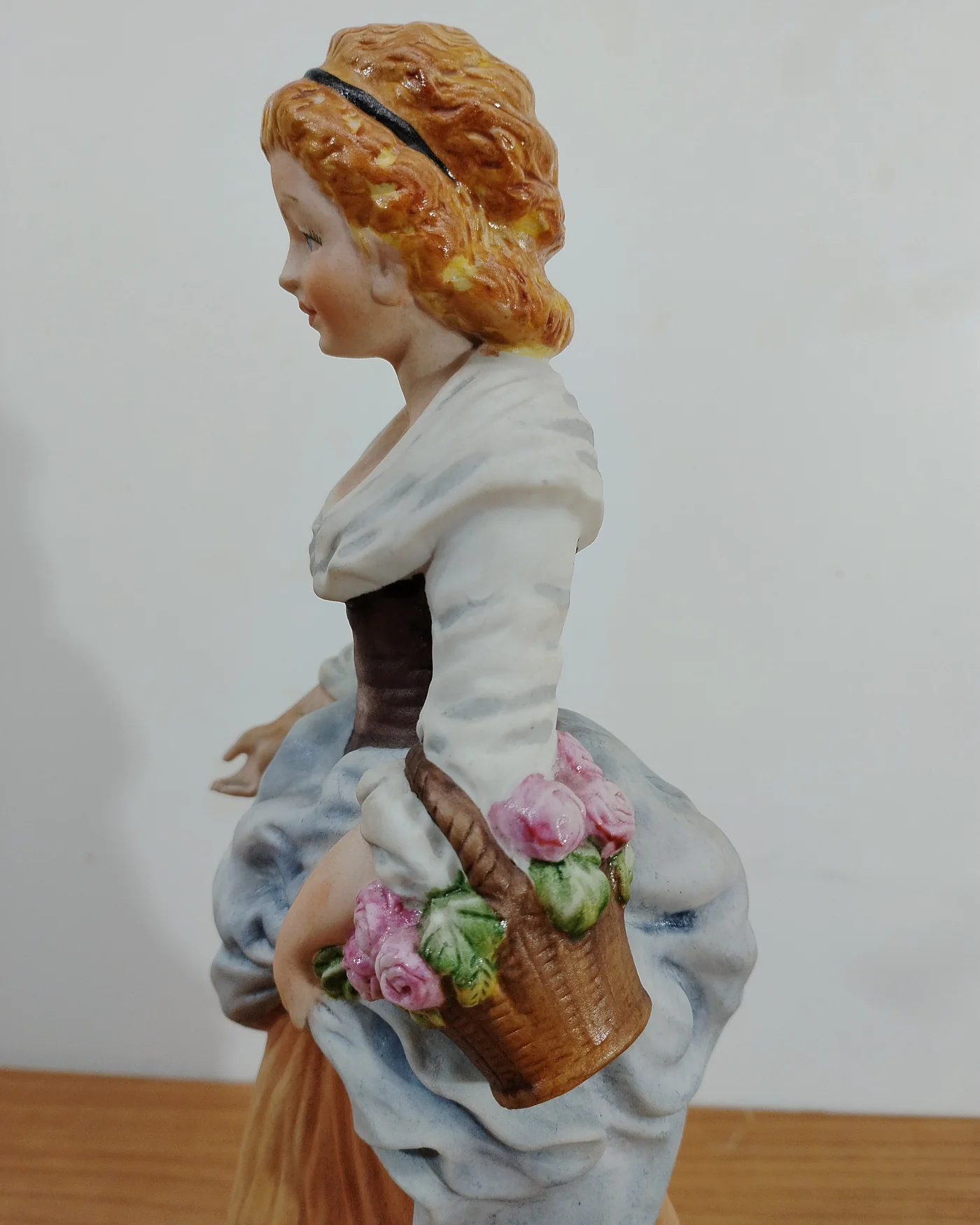 Figura de porcelana Galos de mujer con cesta de flores - imagen 2