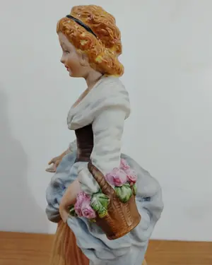Figura de porcelana Galos de mujer con cesta de flores - miniatura 2