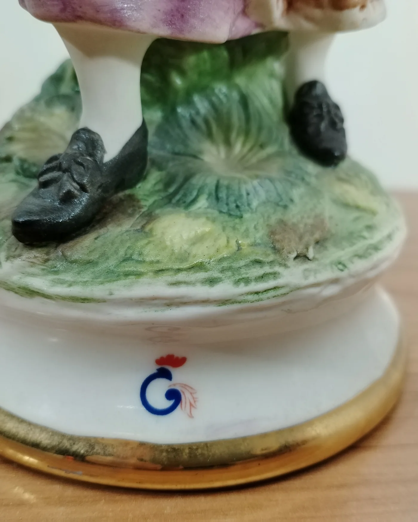 Figura de porcelana Galos de mujer con cesta de flores - imagen 3