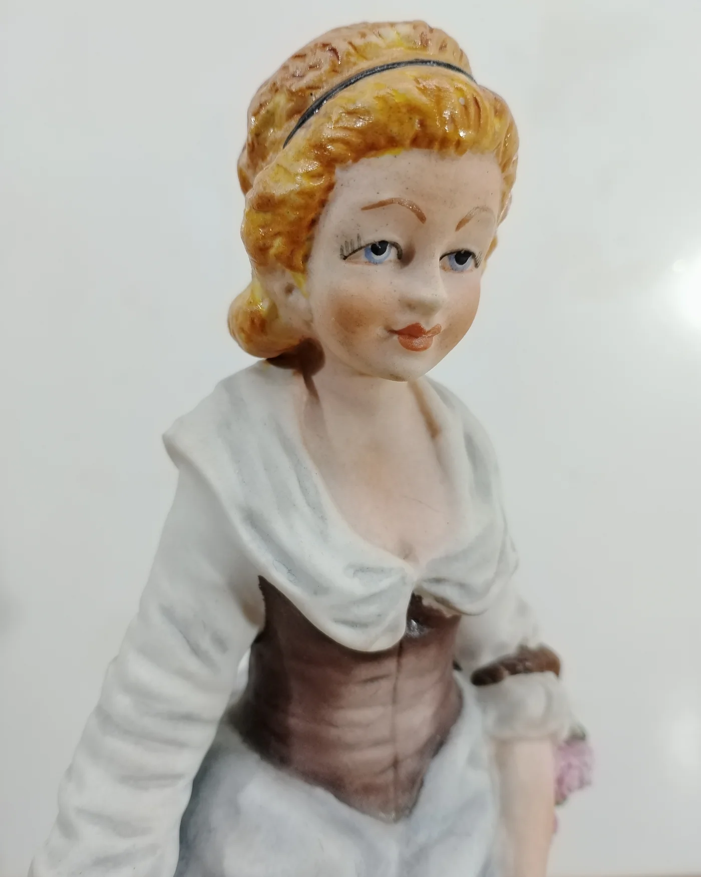 Figura de porcelana Galos de mujer con cesta de flores - imagen 4