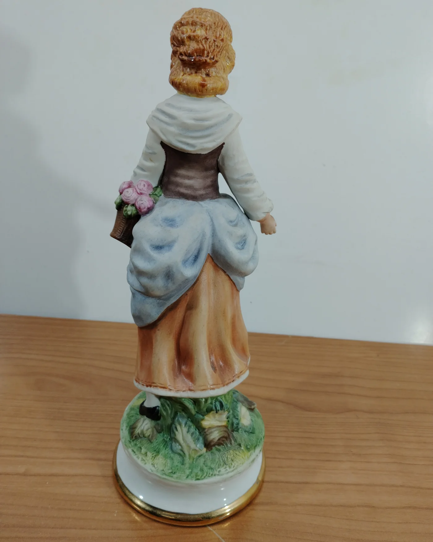Figura de porcelana Galos de mujer con cesta de flores - imagen 5