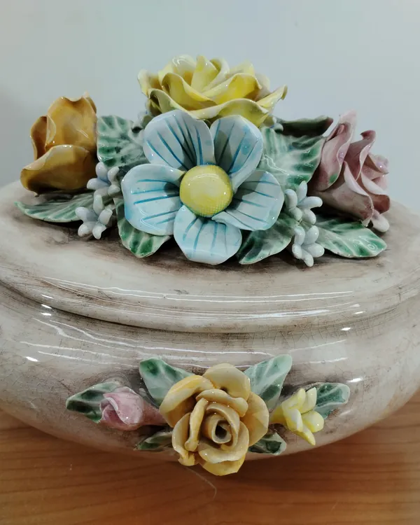 Caja de Porcelana Decorativa con Flores