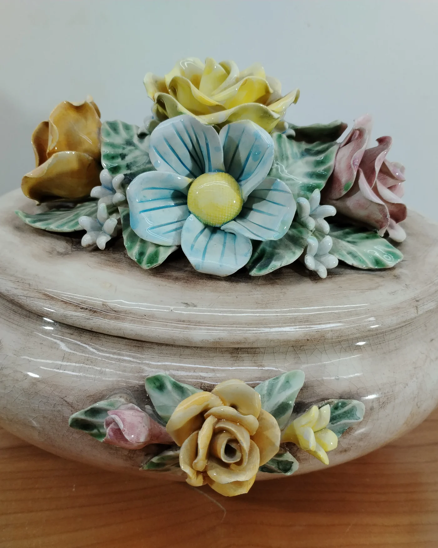 Caja de porcelana decorativa con flores - imagen 1