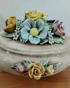 Caja de porcelana decorativa con flores - miniatura 1