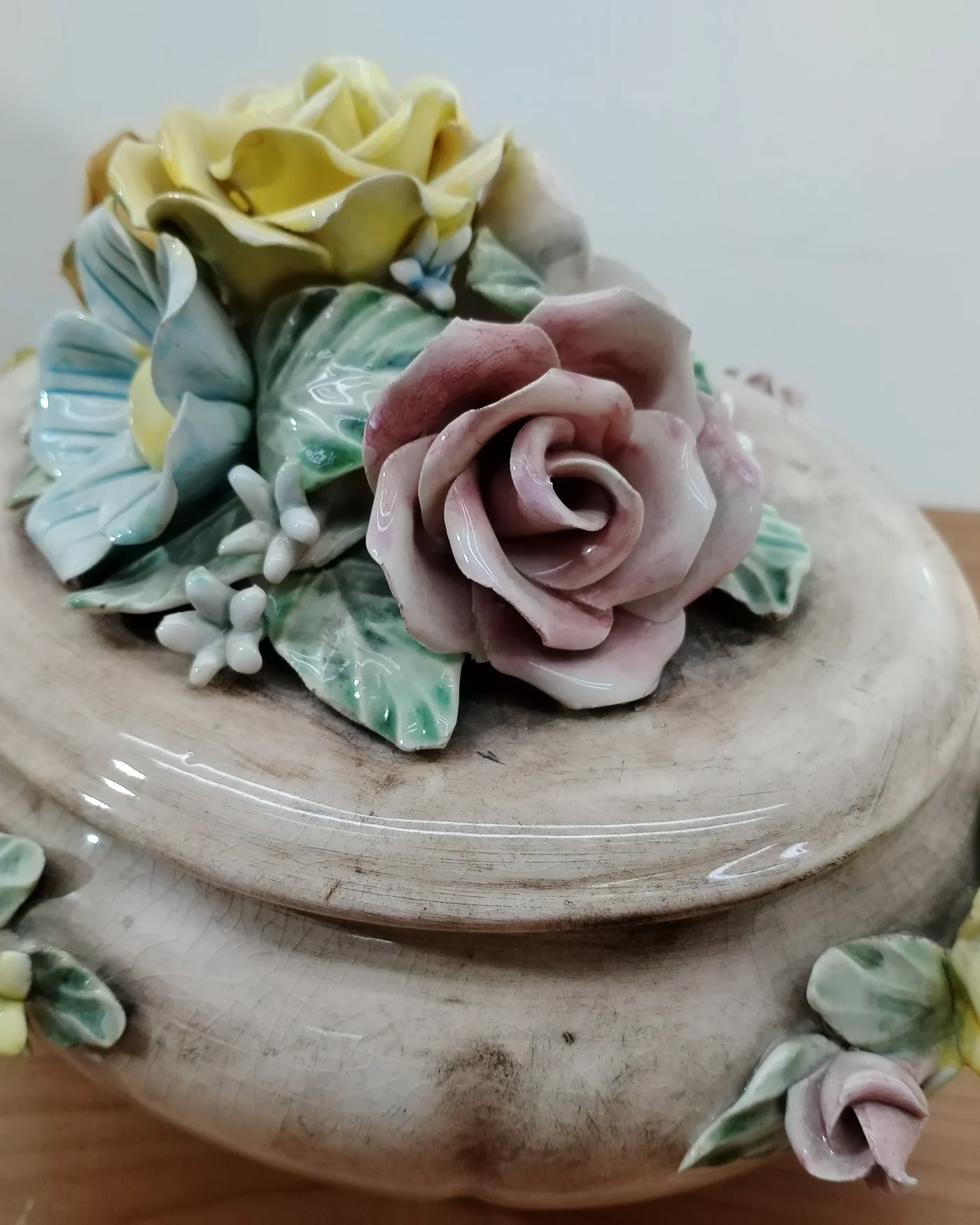 Caja de porcelana decorativa con flores - imagen 2
