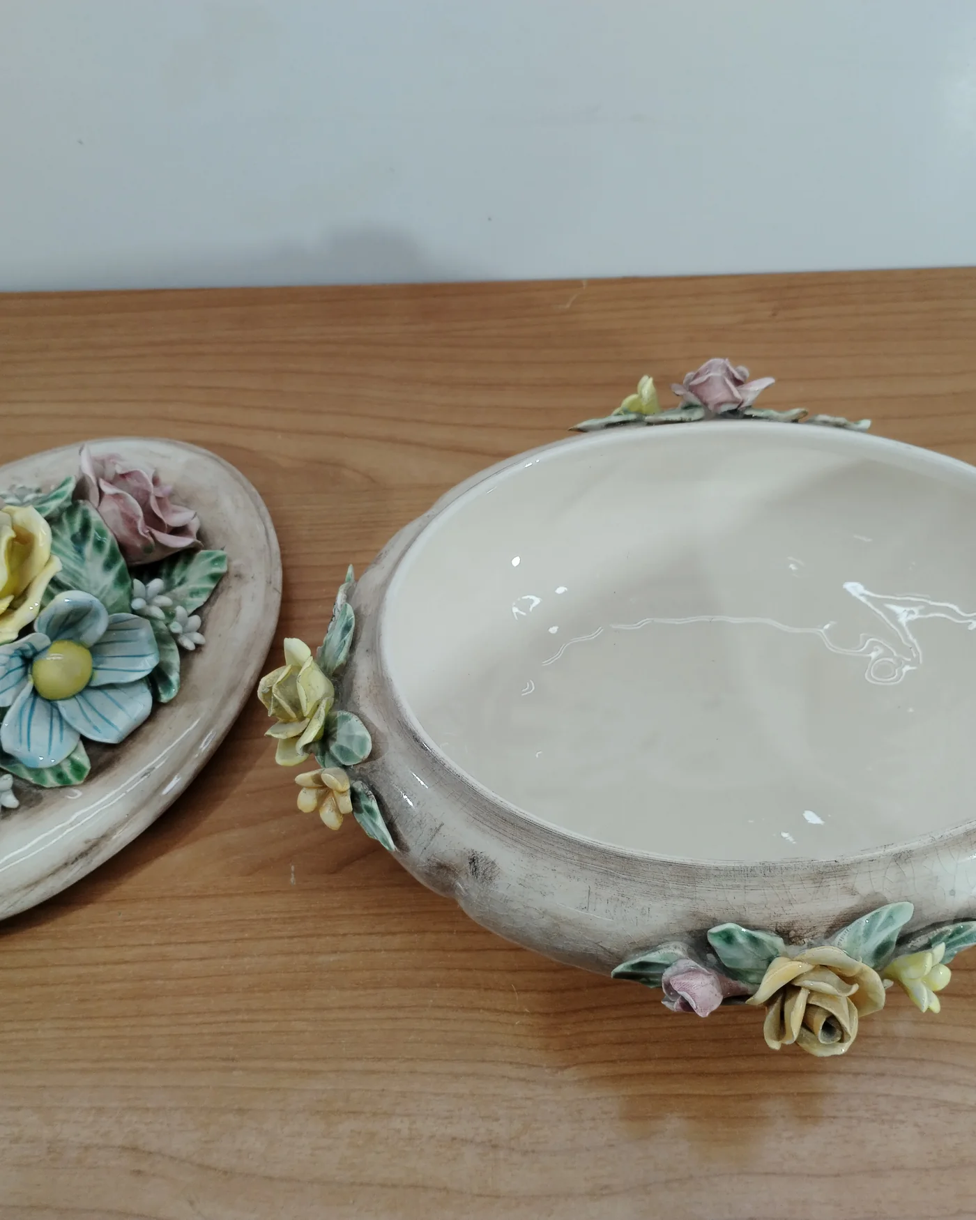 Caja de porcelana decorativa con flores - imagen 3