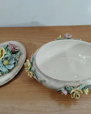 Caja de porcelana decorativa con flores - miniatura 3