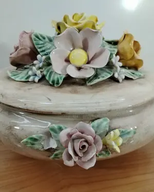 Caja de porcelana decorativa con flores - miniatura 4