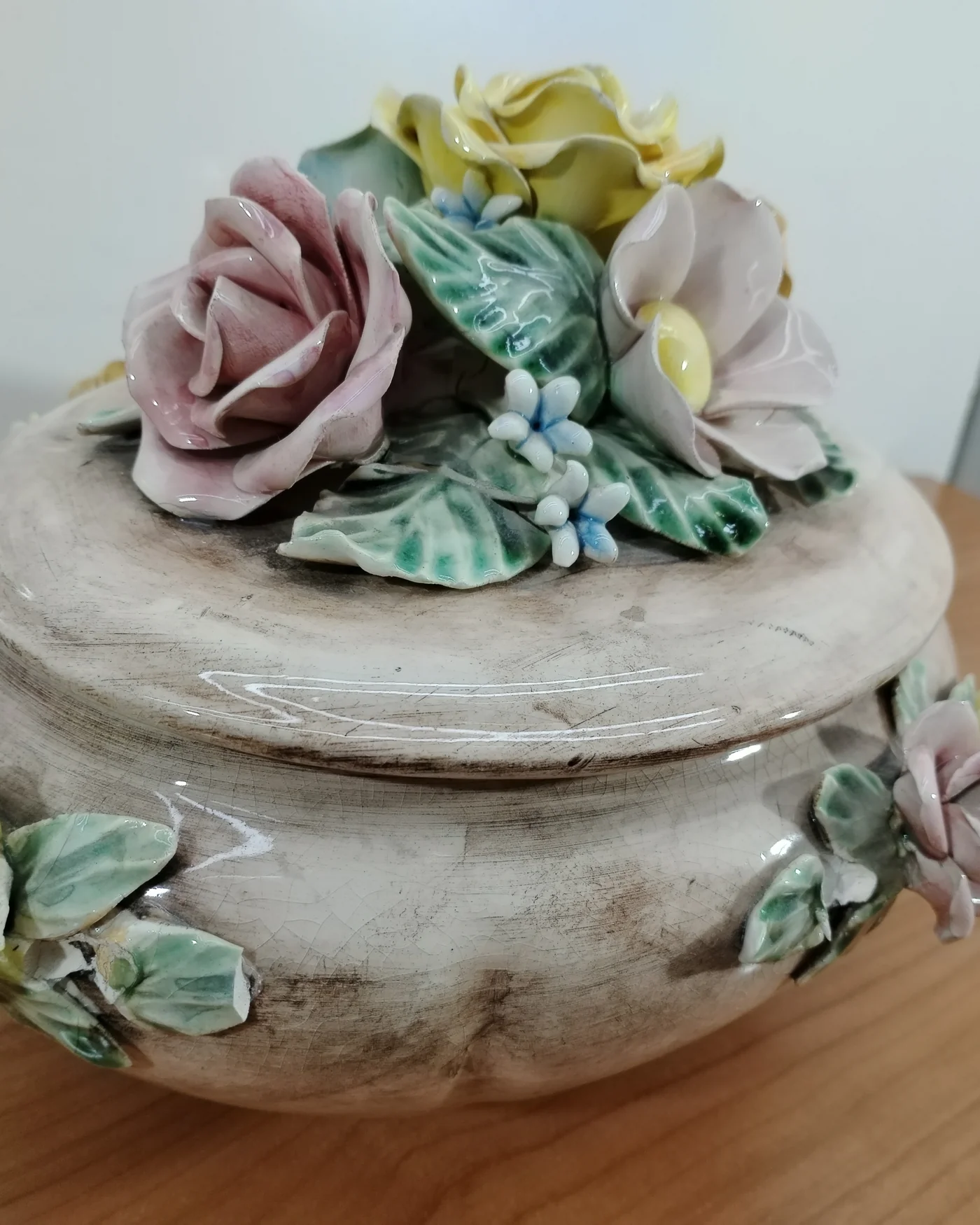 Caja de porcelana decorativa con flores - imagen 5