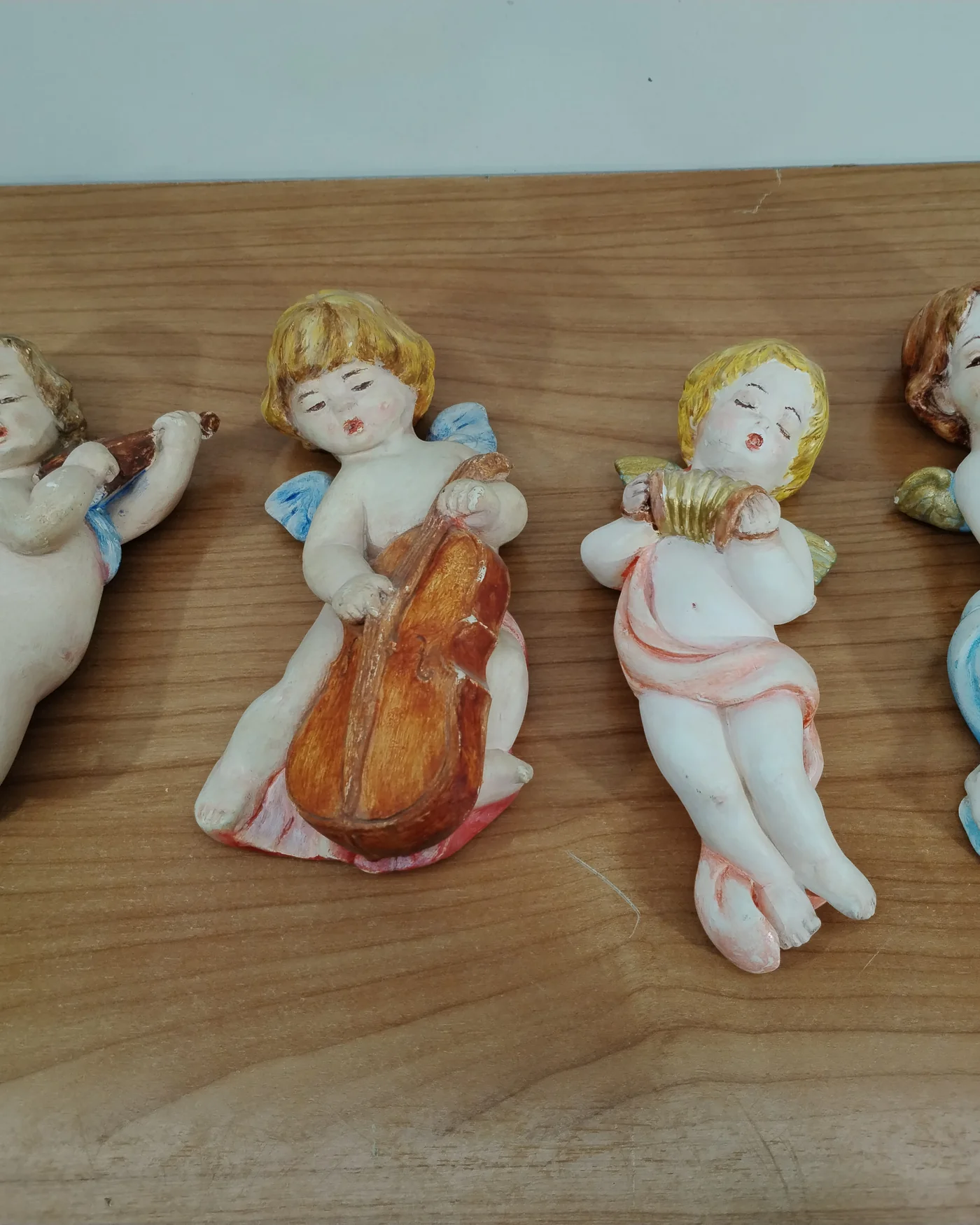 Set de 4 angelitos de escayola para colgar - imagen 1