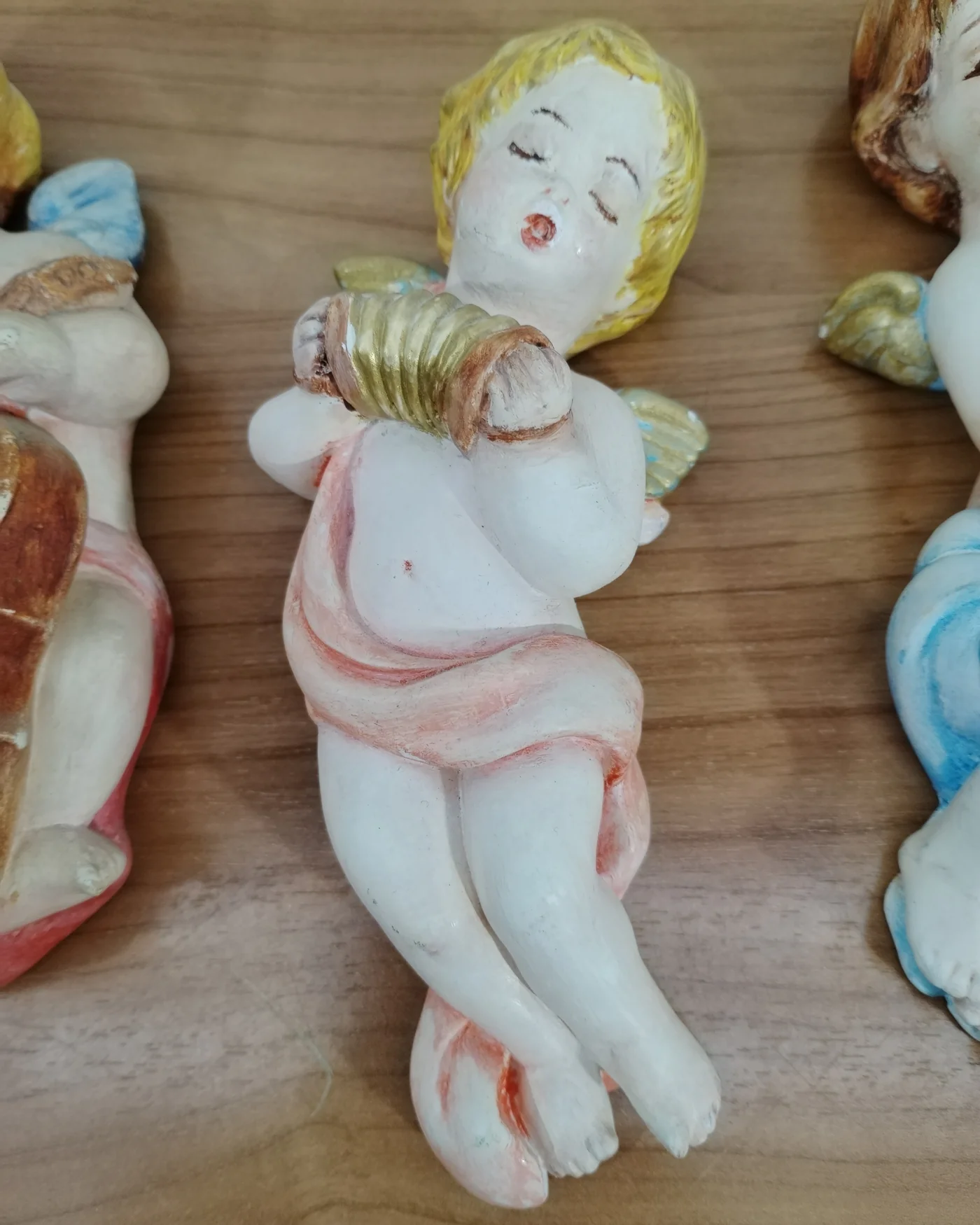 Set de 4 angelitos de escayola para colgar - imagen 4