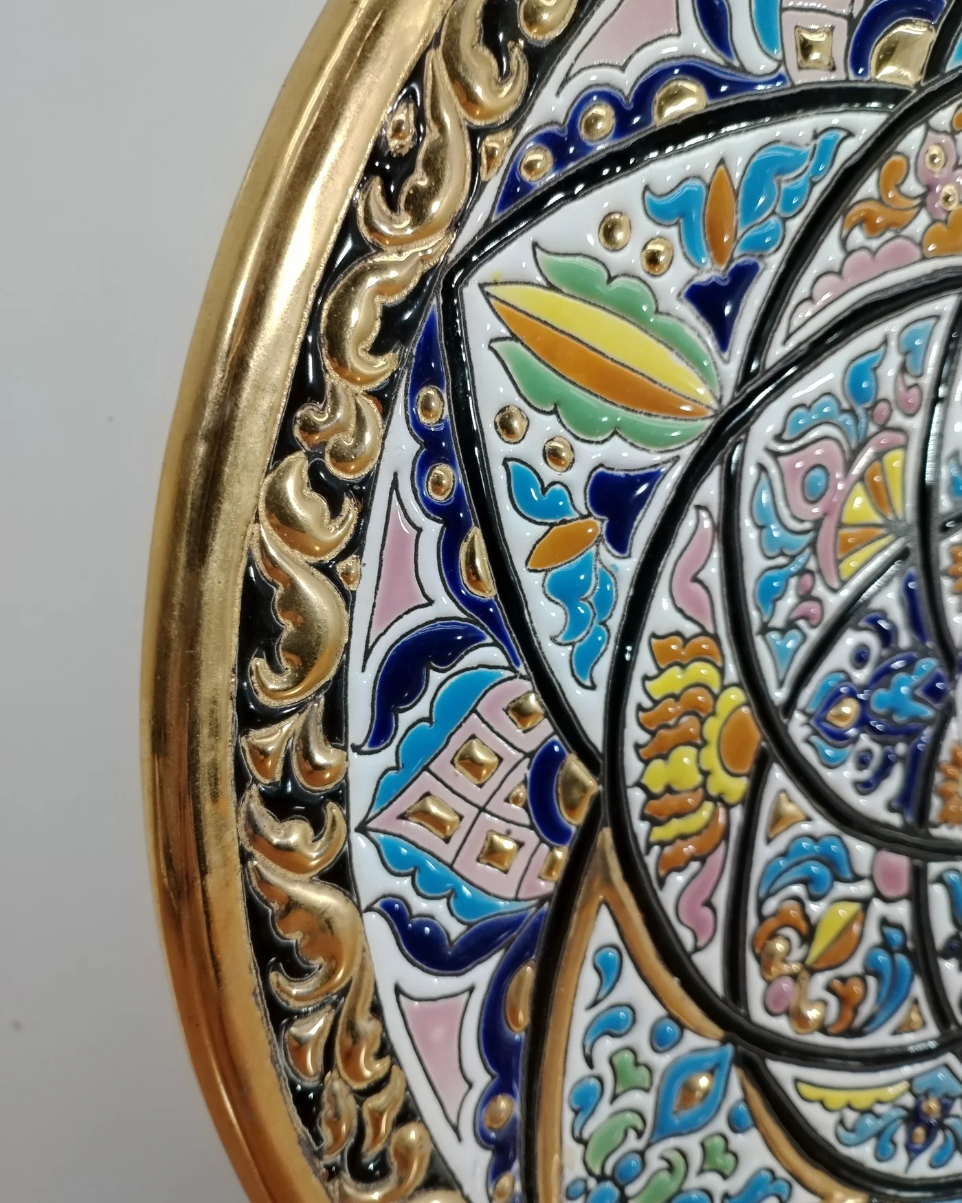 Plato decorativo de cerámica pintado a mano por Artecer-Sevilla - imagen 2
