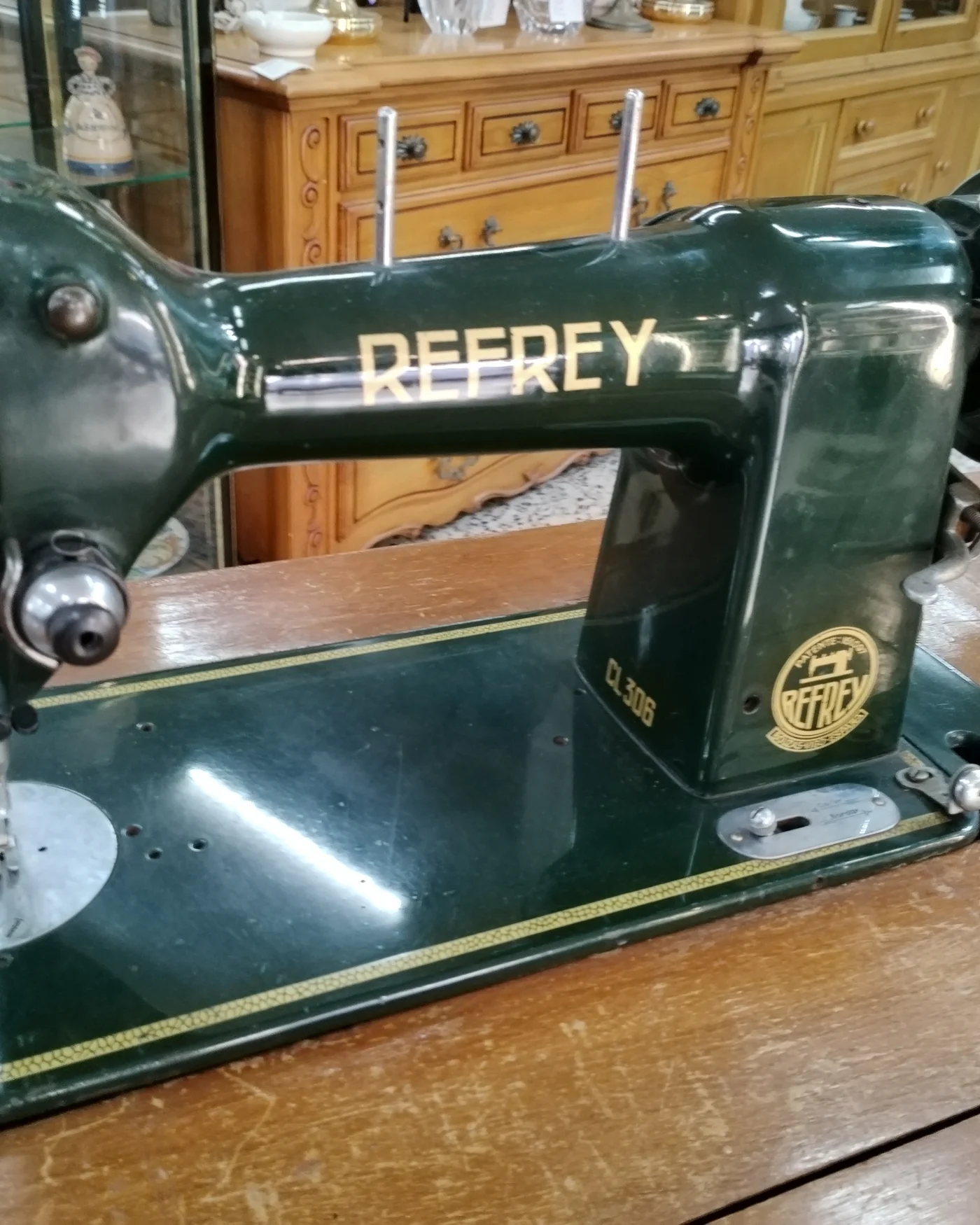 Máquina de coser Refrey con mueble original - imagen 1