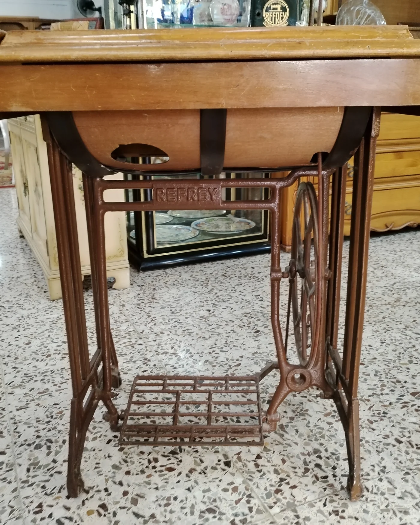 Máquina de coser Refrey con mueble original - imagen 2