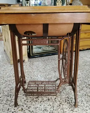 Máquina de coser Refrey con mueble original - miniatura 2