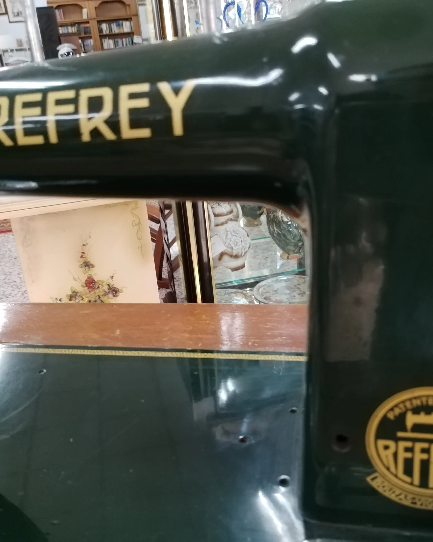 Máquina de coser Refrey con mueble original - imagen 4
