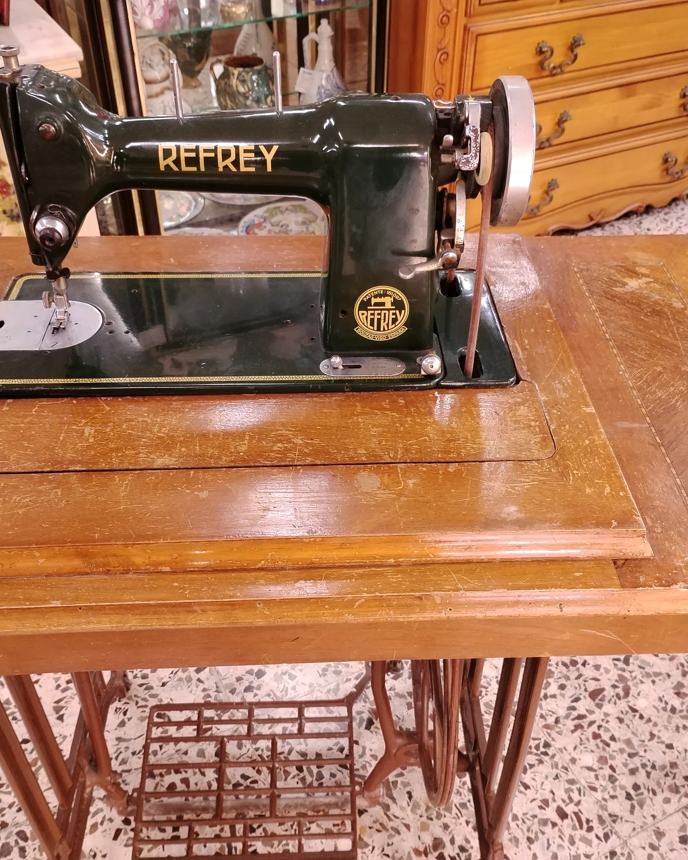 Máquina de coser Refrey con mueble original - imagen 7