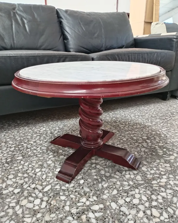Mesa auxiliar redonda con base de madera y tapete de mármol