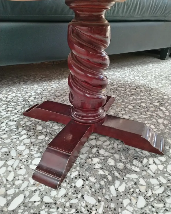 Mesa auxiliar redonda con base de madera y tapete de mármol