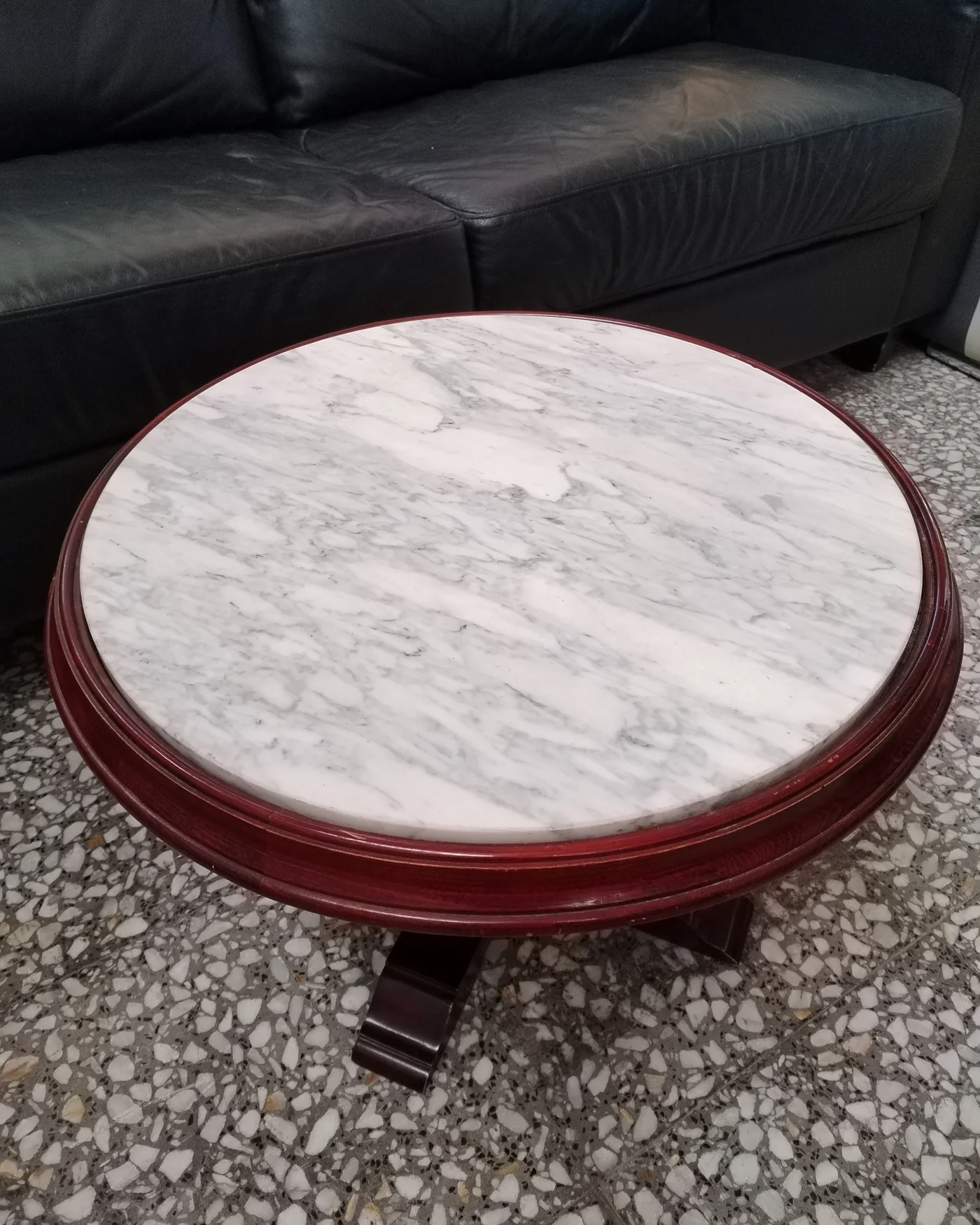 Mesa auxiliar redonda con base de madera y tapete de mármol - imagen 3