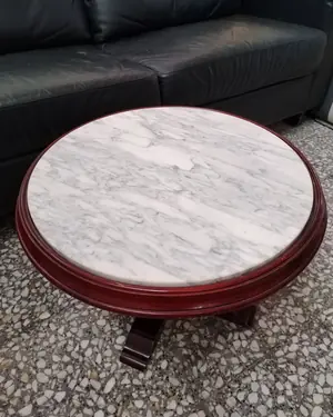 Mesa auxiliar redonda con base de madera y tapete de mármol - miniatura 3