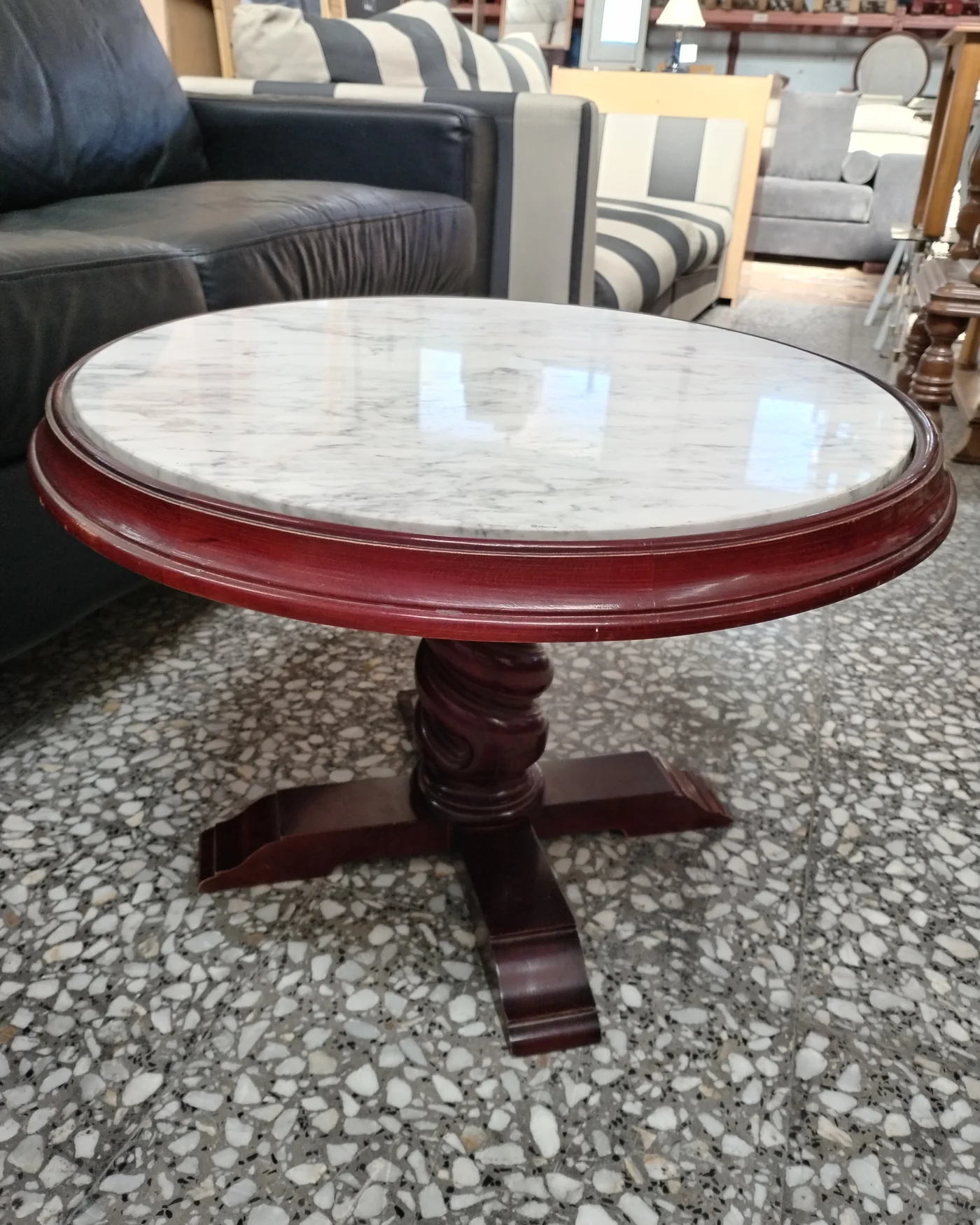 Mesa auxiliar redonda con base de madera y tapete de mármol - imagen 4