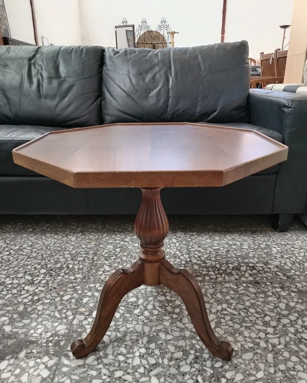 Mesa auxiliar octagonal de madera maciza