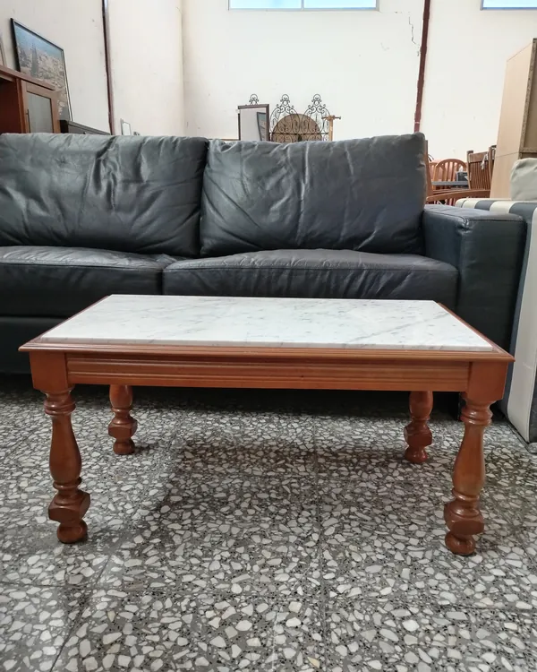 Mesa de centro de madera y mármol