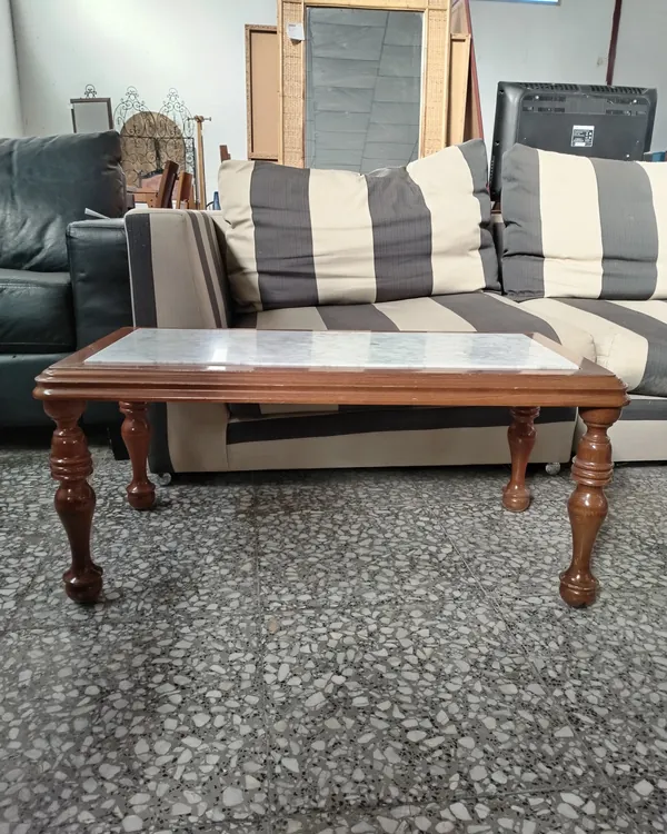 Mesa de centro con tapa de mármol y patas torneadas
