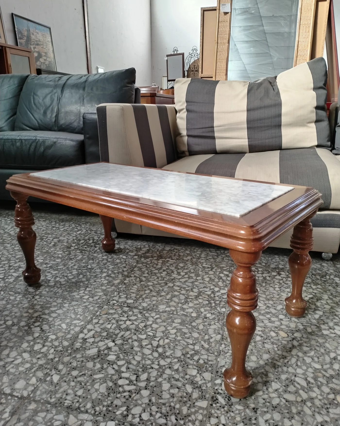 Mesa de centro con tapa de mármol y patas torneadas - imagen 2