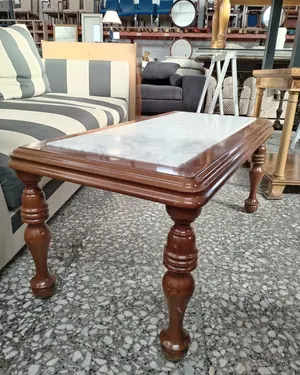 Mesa de centro con tapa de mármol y patas torneadas - miniatura 3