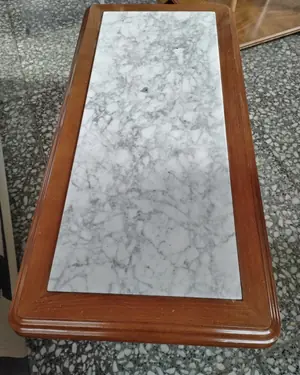 Mesa de centro con tapa de mármol y patas torneadas - miniatura 4